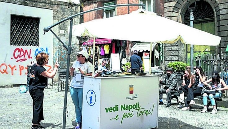 Napoli, tavolino selvaggio: aggredita una ragazza dell’infopoint comunale