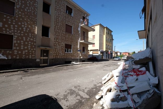 Brescia, il nubifragio lava via il rivestimento del palazzo: la facciata 'a nudo'