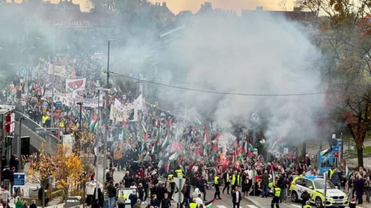 A Oslo protesta per la partita Norvegia-Israele. Fischi e striscioni allo stadio. Invasore con maglia Free Gaza