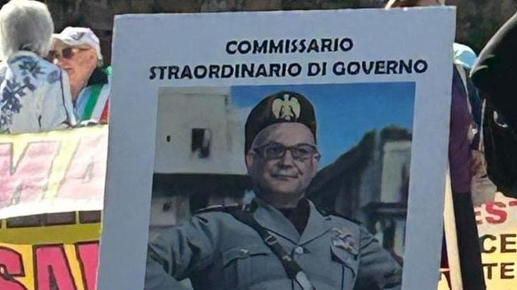 Gualtieri vestito come Mussolini, scintille nel Pd. Mancini: “Vedo iscritti pd con manifesti assurdi”