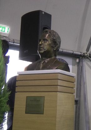 Un busto per ricordare Manganelli