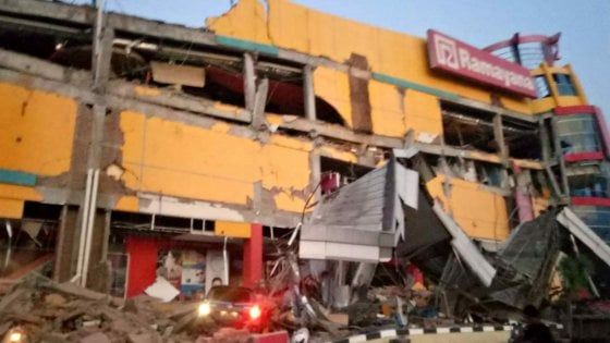 Prima il terremoto di magnitudo 7.5, poi lo tsunami: Indonesia in ginocchio
