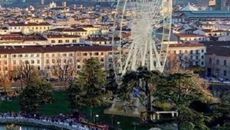 Arrestato il ragazzo che accoltellò due diciassetteni alla ruota panoramica di Natale