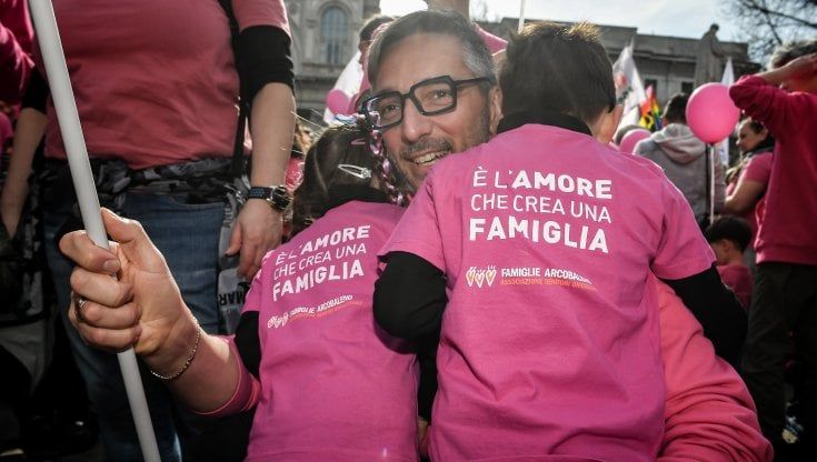 FdI senza freni all'attacco delle coppie gay: "Due papà non esistono. E la maternità surrogata è peggio della pedofilia"