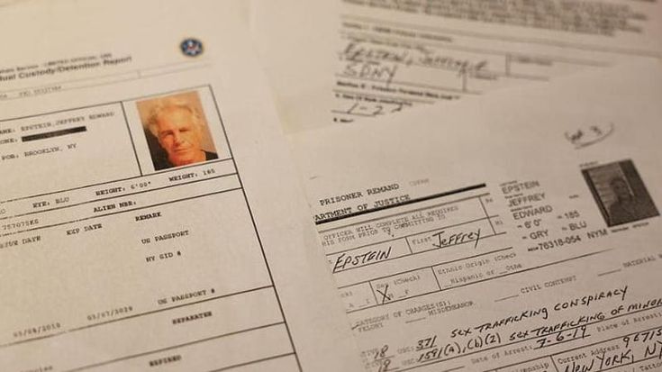Epstein, il biglietto d’addio custodito dall’ex compagno di cella. “L’Fbi ha indagato per mesi senza trovare nulla”