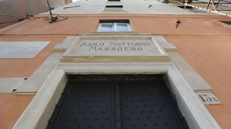 Molo, residenti in rivolta: “Il quartiere è una latrina, persone accampate per strada. Altro che zona turistica”