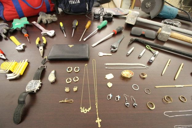 Gioielli e attrezzi da scasso: la refurtiva nell'auto dei topi di appartamento fermati a Milano