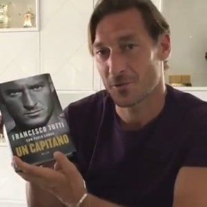 La Roma,  festa al Colosseo per i 42 anni di Totti che svela il suo libro