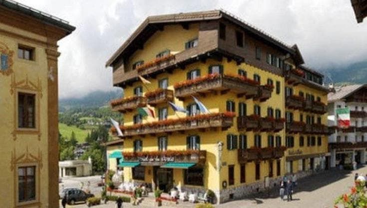 Cortina, Alberto Vacchi compra l’Hotel de la Poste: ospitò Hemingway, Fonda e “Vacanze di Natale”