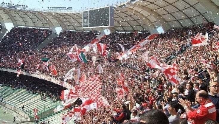 Calcio a Bari i tifosi si mobilitano per la sfida al Frosinone capolista: "E' il momento di dare soddisfazioni al nostro grande pubblico"