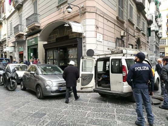 Borgo Orefici, banda del buco in azione