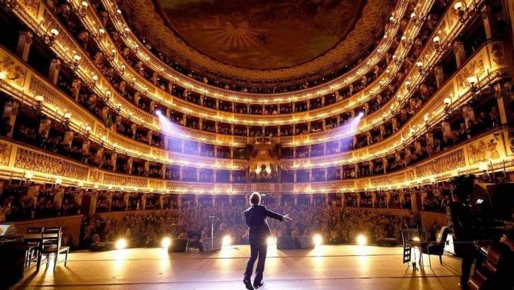 Napoli, tutti in piedi per Bono: il racconto della sua vita conquista il San Carlo