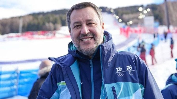 La passerella di Salvini sulla neve dei Giochi: “Qualcuno vuole male all’Italia”