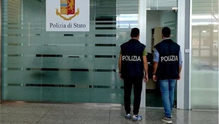 Furto di profumi all’aeroporto di Catania, denunciati un passeggero e un operatore dello scalo