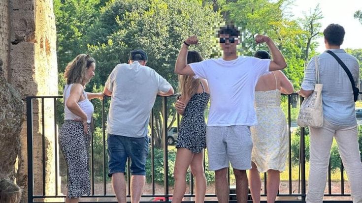 “Sfregiano il Colosseo e ti ridono in faccia. Si sentono forti”: guida turistica ferma la famiglia svizzera a colpi di foto
