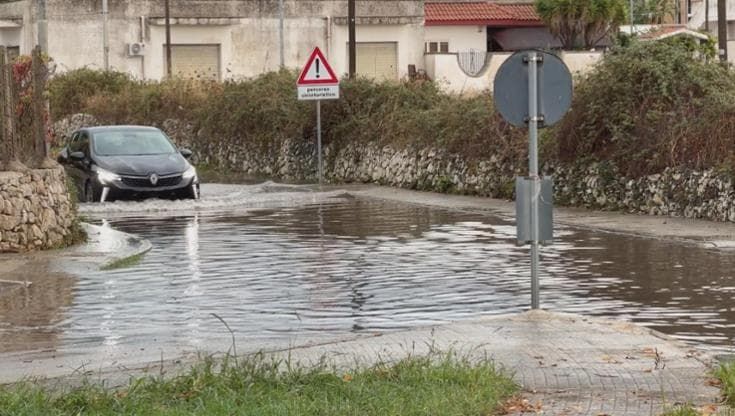 Altra bomba d’acqua in Salento, Lecce in tilt: pioggia torrenziale, strade allagate, auto bloccate