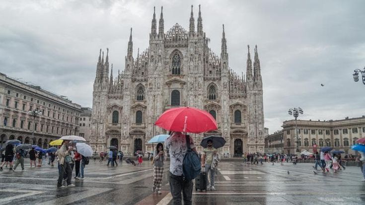 Milano, allerta per temporali e vento: chiusi parchi e piscine. Bergamo, evacuato campeggio