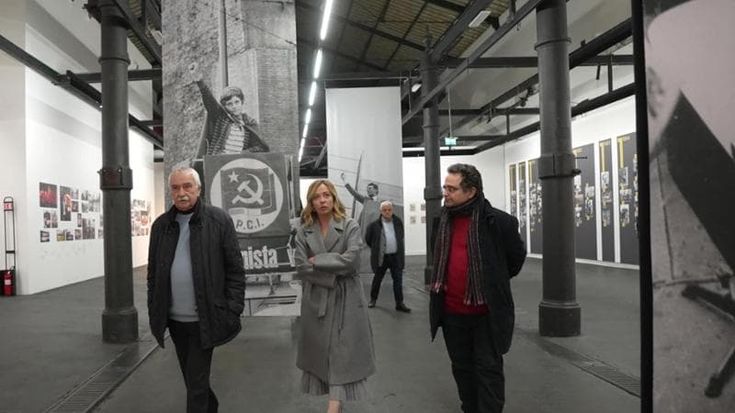 La visita di Meloni alla mostra su Berlinguer (subito dopo Occhetto): “Fu una bella stagione”. L’ex leader Pds: “Per fortuna non ci siamo incrociati”