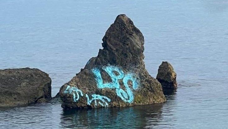 Bari, scritta con lo spray su uno scoglio a Torre a Mare: sfregio nel mare di Cala Settanni. "Non chiamateli stupidi, sono delinquenti"
