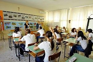 Niente banchi, pochi prof e aule vecchie<br />la prima campanella ora &egrave; a rischio