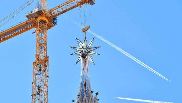 Sagrada Familia. Conclusa Torre della Vergine Maria. Ora è il punto più alto della chiesa