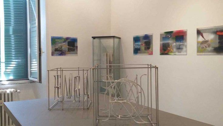 John David O'Brien, un artista girovago in mostra con parole-sculture e foto dipinte