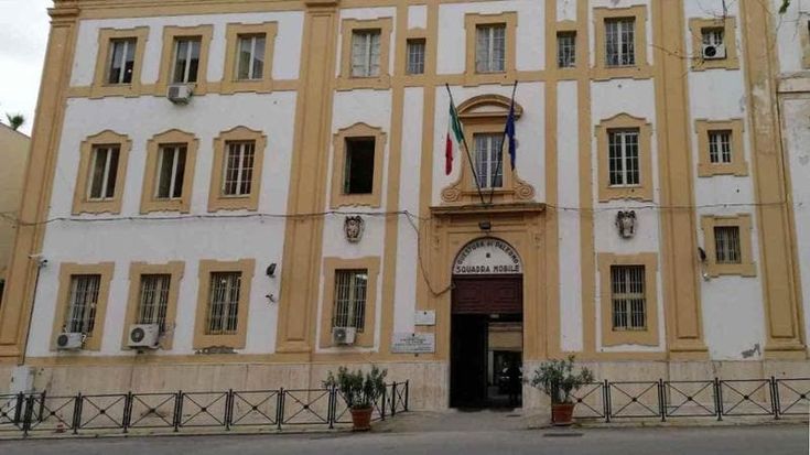 La microspia sventa la fuga col passaporto falso