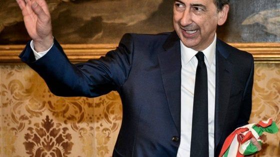 Dodici mesi da sindaco, le conquiste e le sfide ancora aperte di Beppe Sala: dall'aumento dei turisti al nodo delle periferie