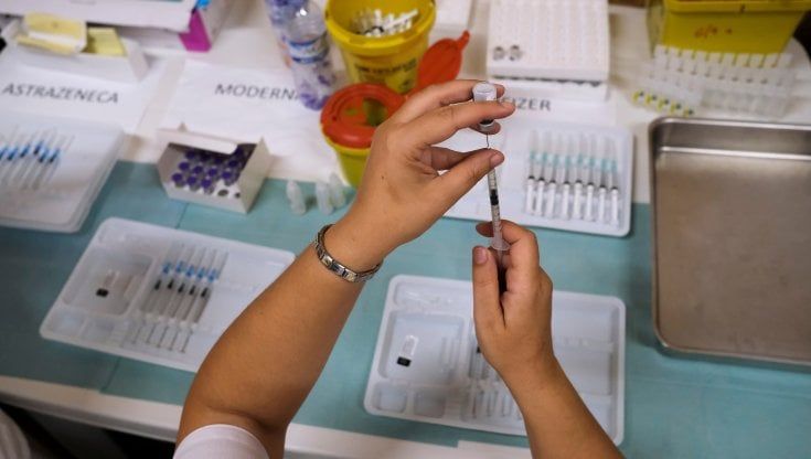 Vaccini: 2 dosi Pfizer efficaci al 90% per almeno 6 mesi contro tutte le varianti