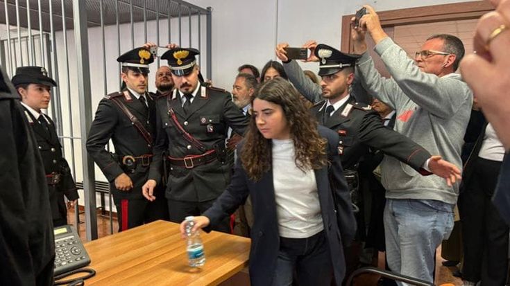 Chiara Petrolini, davanti al verdetto nessuna emozione. Poi il pianto con i genitori