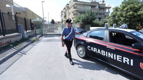 Scippa un disabile in carrozzella, poi utilizza il suo Bancomat