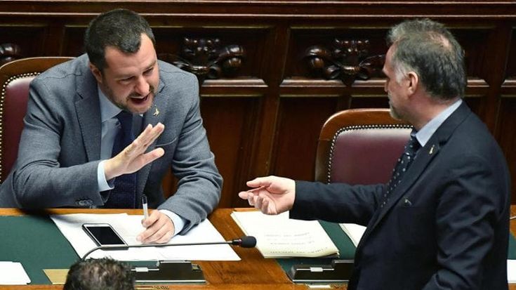 Lega, schede in codice e smartphone in cabina al congresso dei sospetti