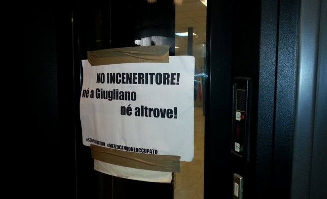 Scontri tra polizia e centri sociali<br />durante manifestazione contro gli inceneritori