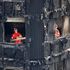Incendio Londra, i pompieri al lavoro nella carcassa della Grenfell Tower 