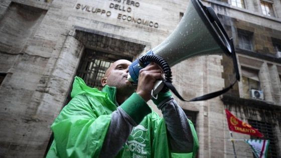 Gli operai esistono ancora e tornano in piazza: a Roma manifestazione sulle crisi industriali