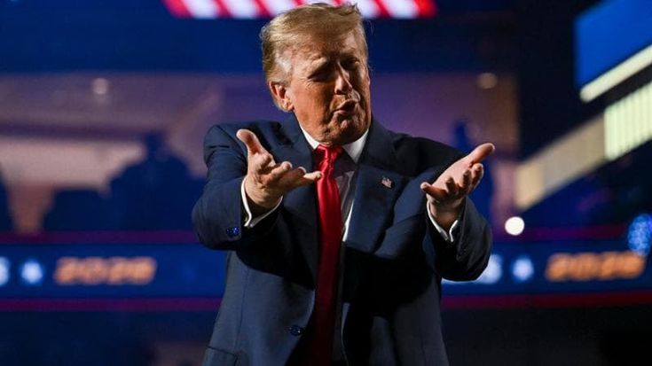 Vance cerca l’incoronazione per il 2028, ma Trump gli ruba la scena: “Votate o andrete all’inferno”