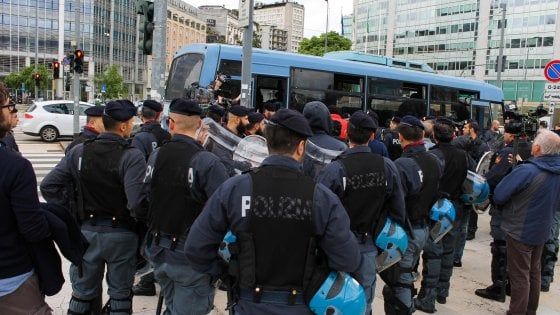 Migranti, il blitz in stazione Centrale diventa un caso. Sala: "Avvisati all'ultimo, operazioni vanno concordate"