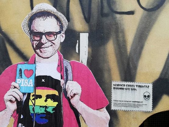 Pisa, il sindaco Conti turista in bermuda e t-shirt con il volto del "Che": ma è un murales 