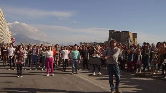 Renzo Arbore torna in tv, girato a Napoli lo spot del nuovo programma 