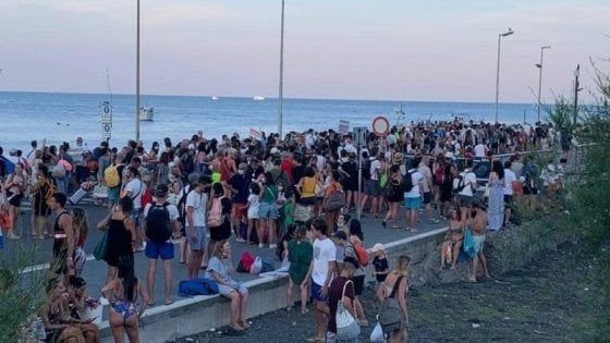 Stromboli, centinaia di turisti ammassati sul molo