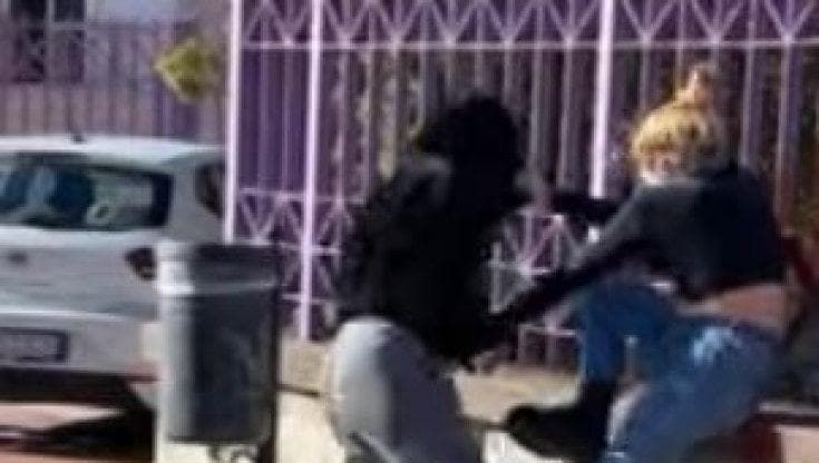 Salento, rissa tra ragazzine in piazza con una dodicenne sfregiata: in quattro a processo