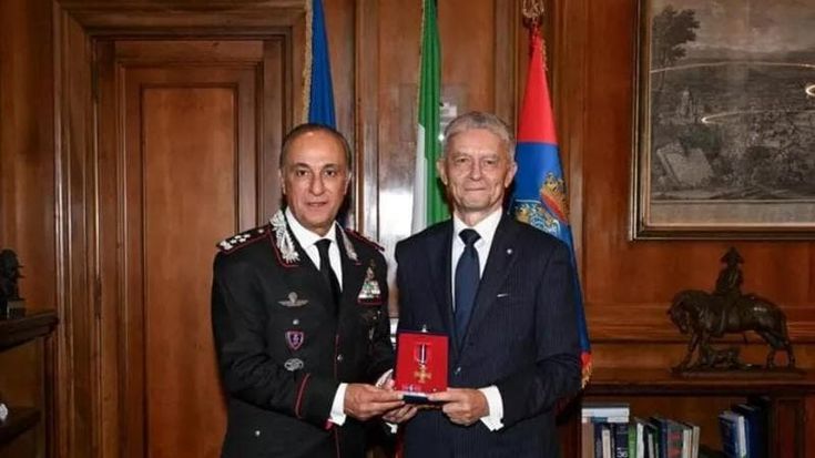 Il generale Antonio De Vita insignito della Croce d'oro al merito dei Carabinieri