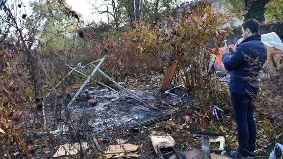 Milano, brucia la baracca dove dormiva: 18enne ustionata al volto, è grave