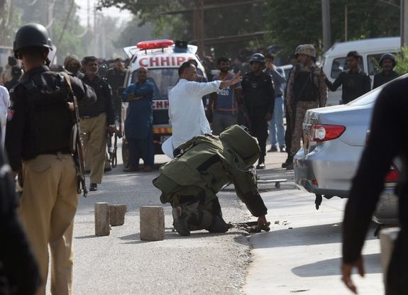 Doppio attentato in Pakistan, bomba in un mercato provoca 25 morti. Attaccato anche il consolato cinese di Karachi