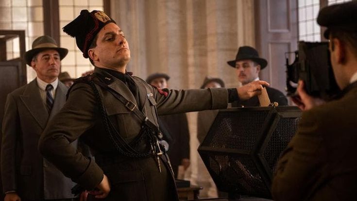‘M. Il figlio del secolo’, Luca Marinelli: “Io antifascista, ho raccontato Mussolini, affabulatore criminale”. Antonio Scurati: “Quello spettro si aggira ancora per l’Europa”