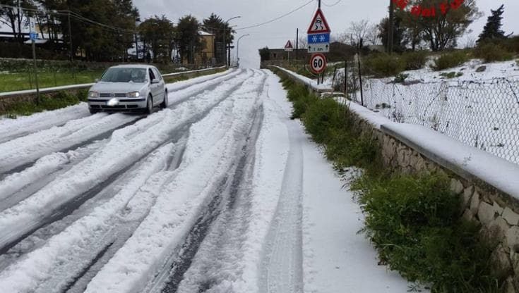 Grandinata improvvisa nel Ragusano: strade imbiancate e traffico in tilt