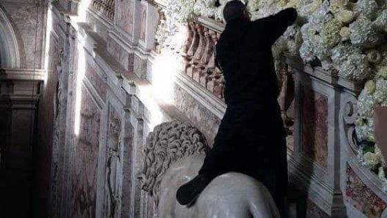 Un addobbatore sale su un leone della Reggia di Caserta: polemiche dopo le nozze da favola