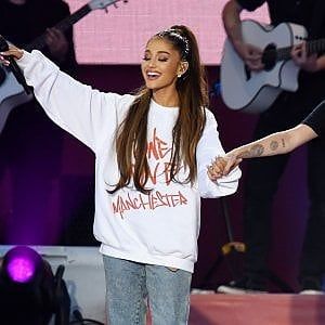 Torino, le nuove norme di sicurezza al concerto di Ariana Grande: solo borse trasparenti 