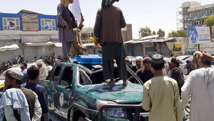 Afghanistan, vacilla il fronte del Nord. Biden manda altre truppe. Avviate le procedure per il rientro del personale dell'ambasciata italiana