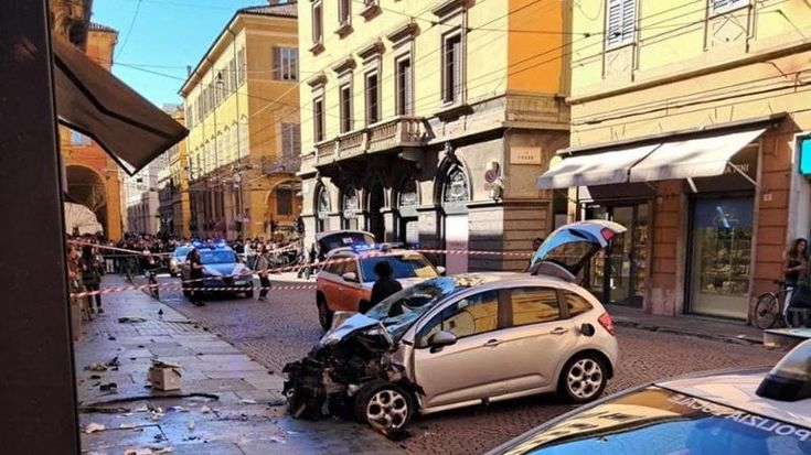 Auto sui pedoni a Modena, la testimonianza: “Mia madre non tornava, l’ho trovata in ospedale”